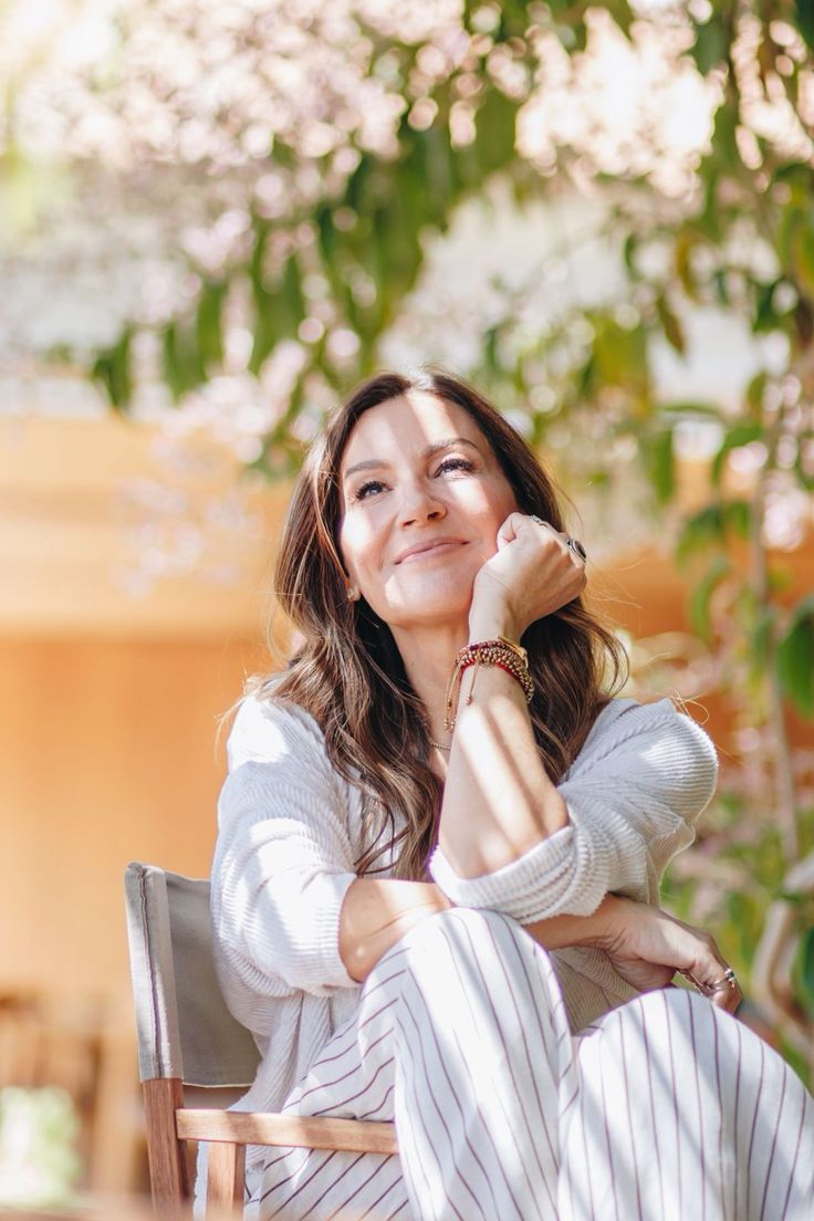 Mulher serena e confiante, representando bem-estar na menopausa